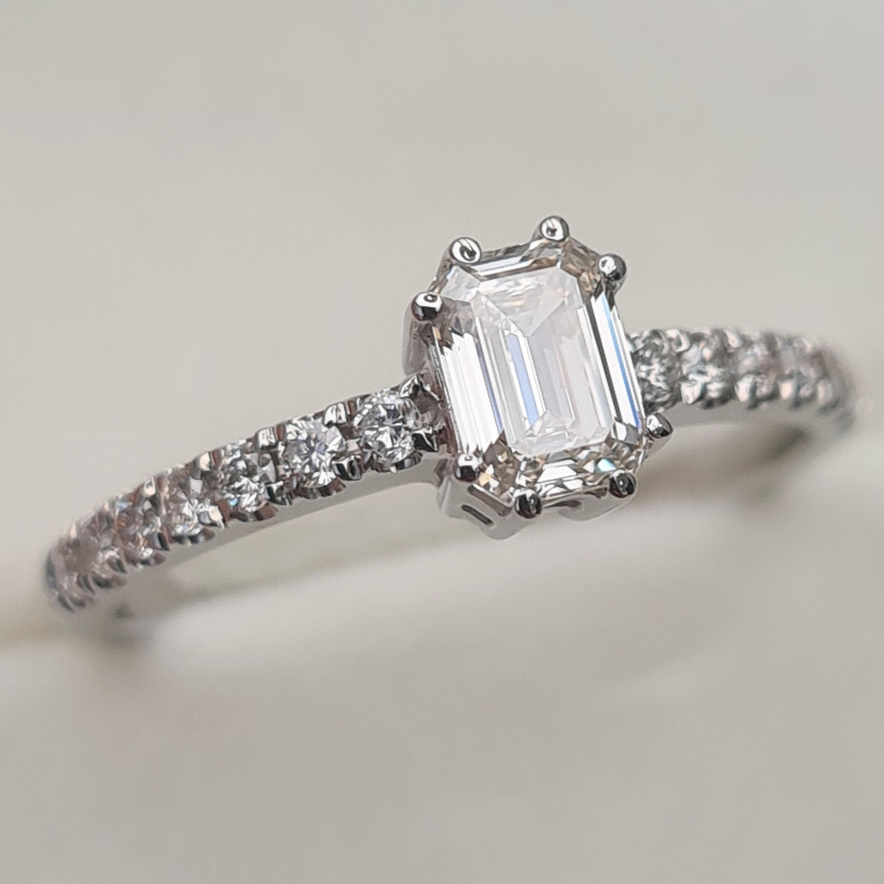 Сертификат GIA 0,75Сt SI2/J, Emerald - Cut Золотое кольцо с бриллиантами