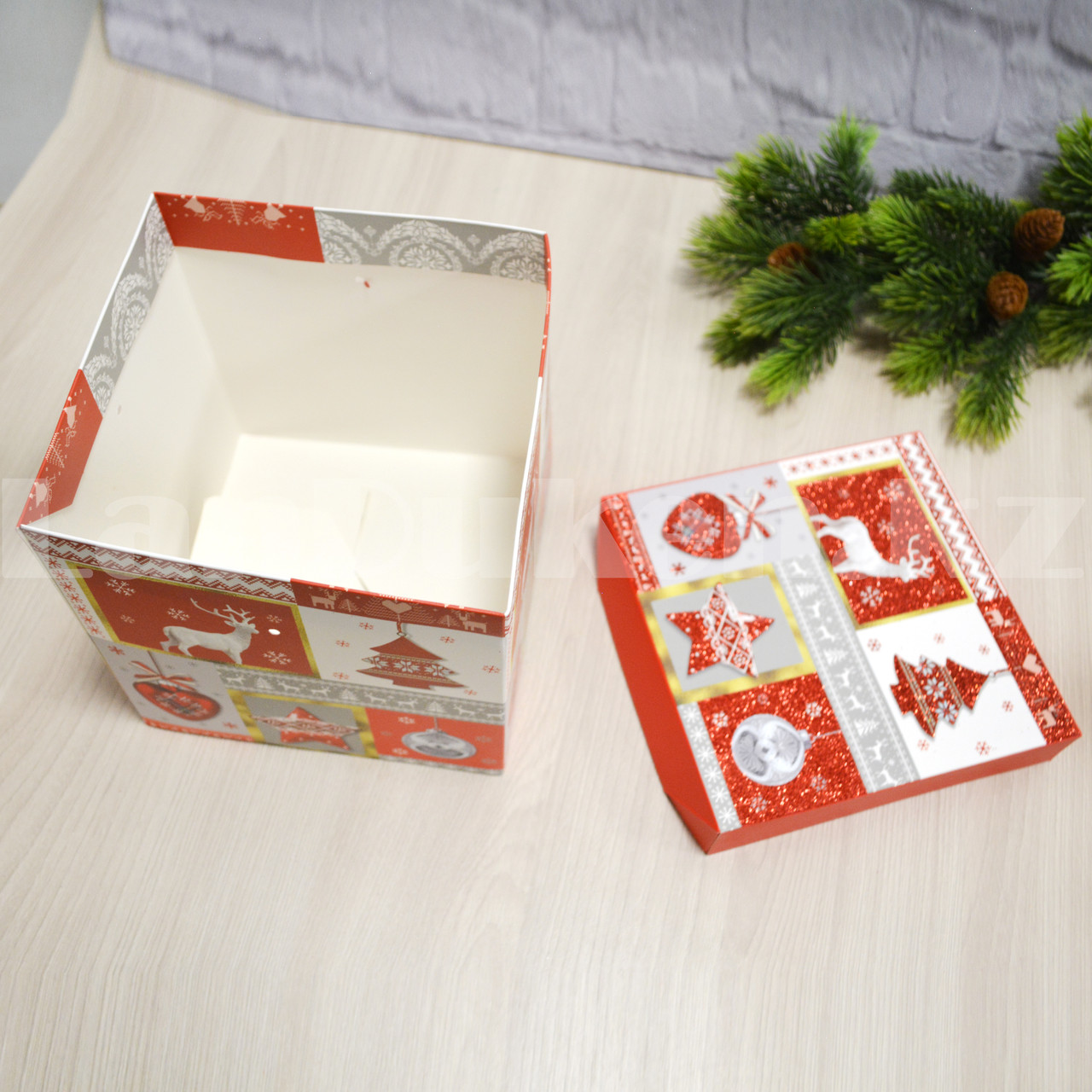Подарочная коробка M(15х15х15) квадратная в новогодней тематике с блестками с красными шнурками - фото 9 - id-p95961647