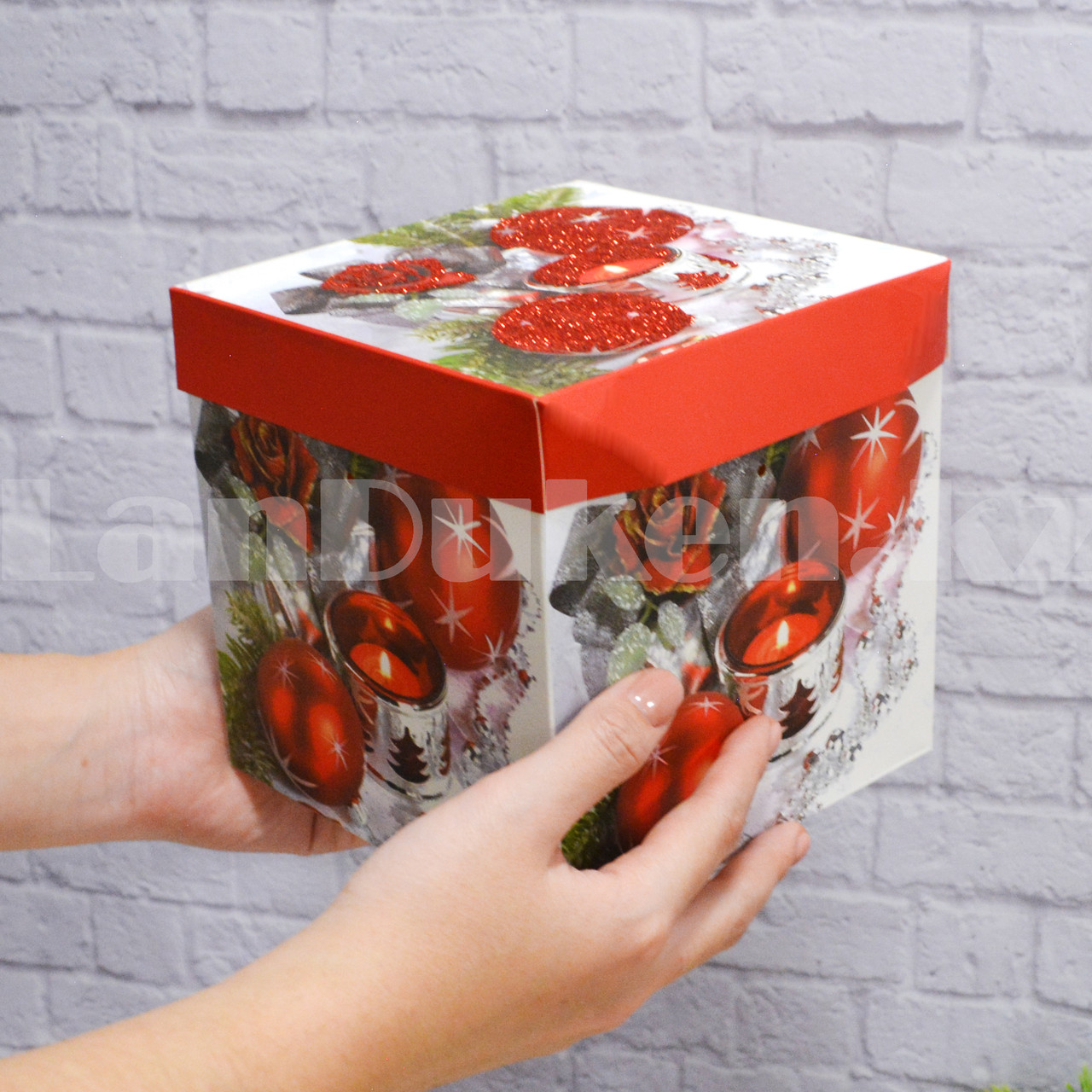 Подарочная коробка M(15х15х15) квадратная в новогодней тематике с блестками с декоративными шнурками - фото 2 - id-p95961654