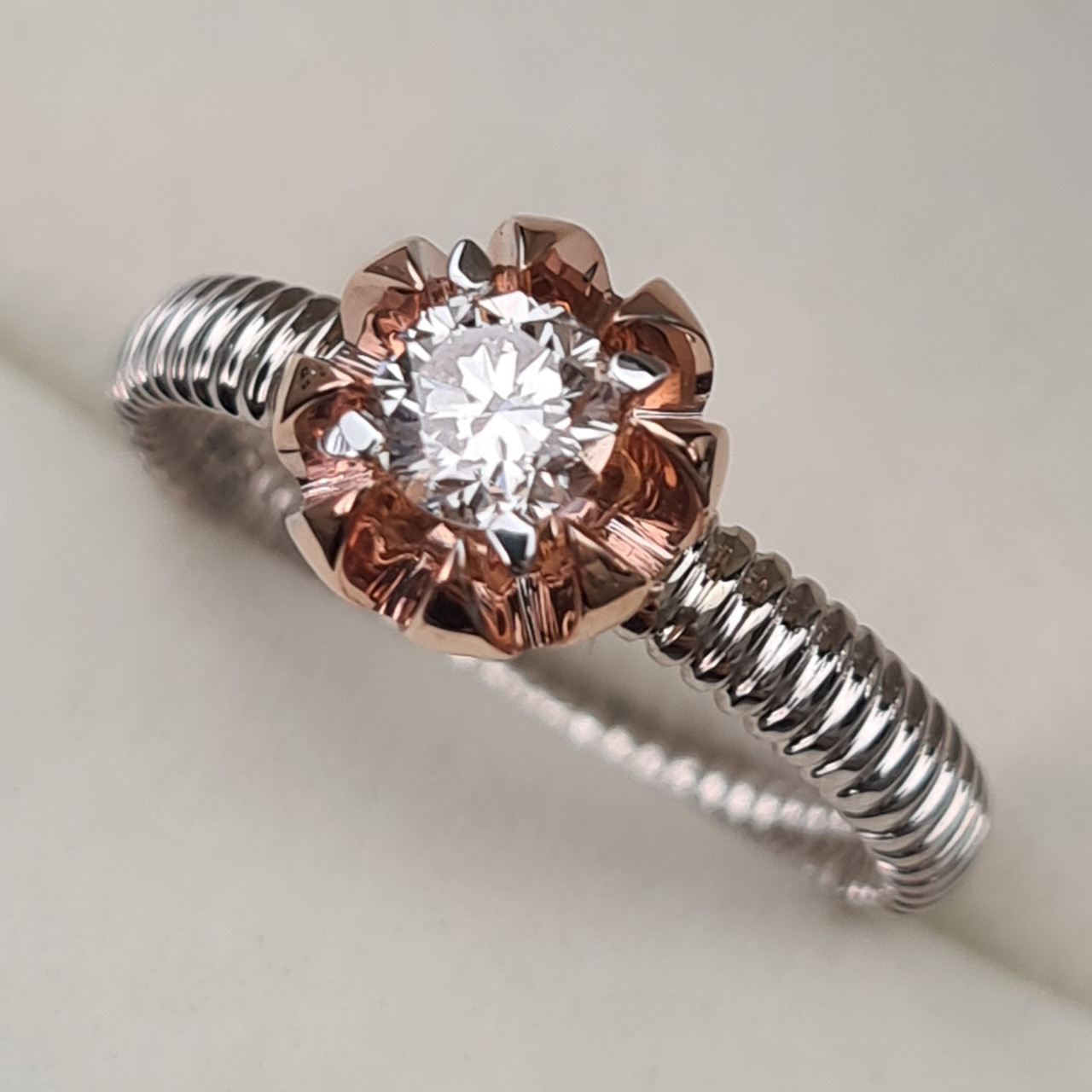 Золотое кольцо с бриллиантами 0.35Ct VVS1/J, EX-Cut