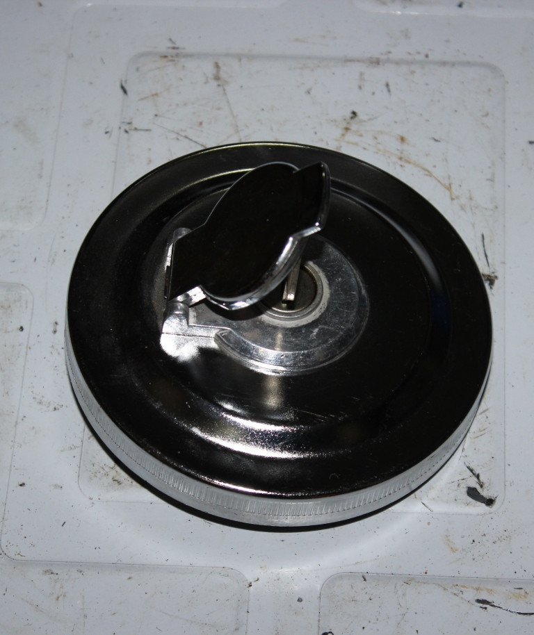 Крышка топливного бака с ключем (новый образец) SD16/23/32, 16Y-04C-02000