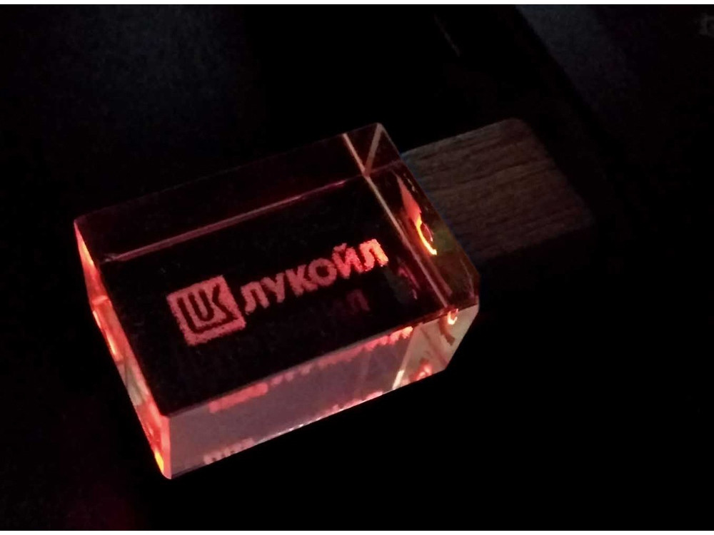 USB-флешка на 64 ГБ прямоугольной формы, под гравировку 3D логотипа, материал стекло, с деревянным колпачком - фото 4 - id-p96048672