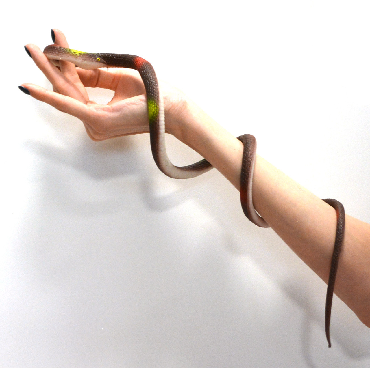 Резиновая змея игрушка антистресс темная коричневая