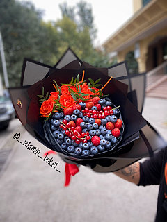 Ягодный букет с голубикой, смородиной и клубникой