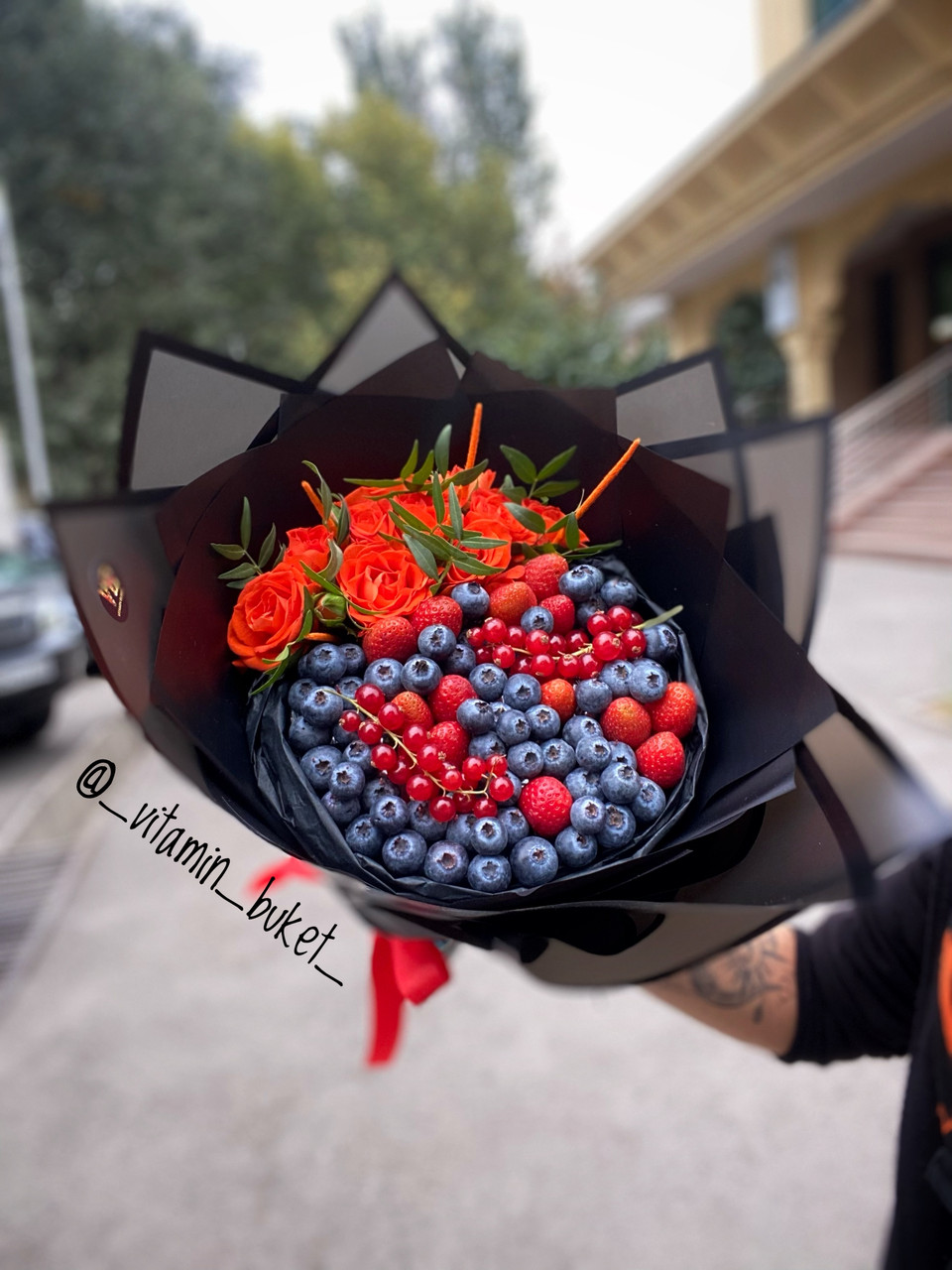 Ягодный букет с голубикой, смородиной и клубникой