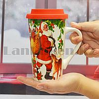 Кружка керамическая с силиконовой крышкой для кофе с новогодним принтом Санта с подарками, фото 1