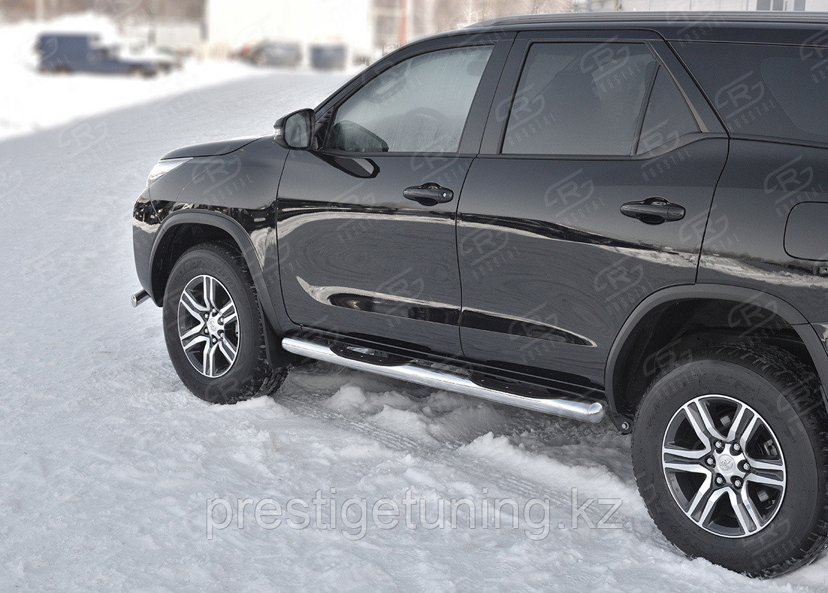 Пороги труба d76 с накладкой (вариант 3) Fortuner 2020-н.в - фото 3 - id-p96248353