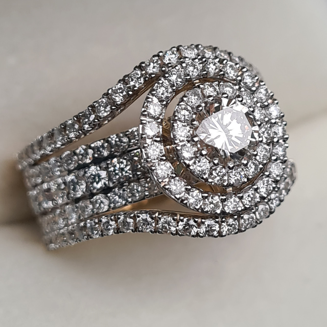 Сертификат IGI 2,85Ct VVS2-VS2/K, G-Cut Золотое кольцо с бриллиантами