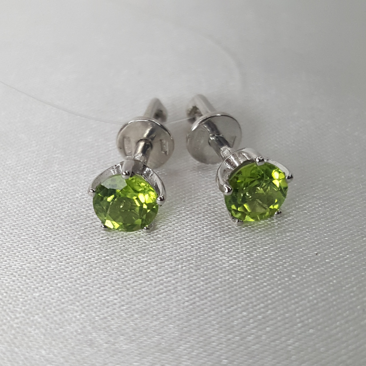 Серебряные серьги-пусеты  Хризолит Aquamarine 4403707.5 серебро с родием, фото 1