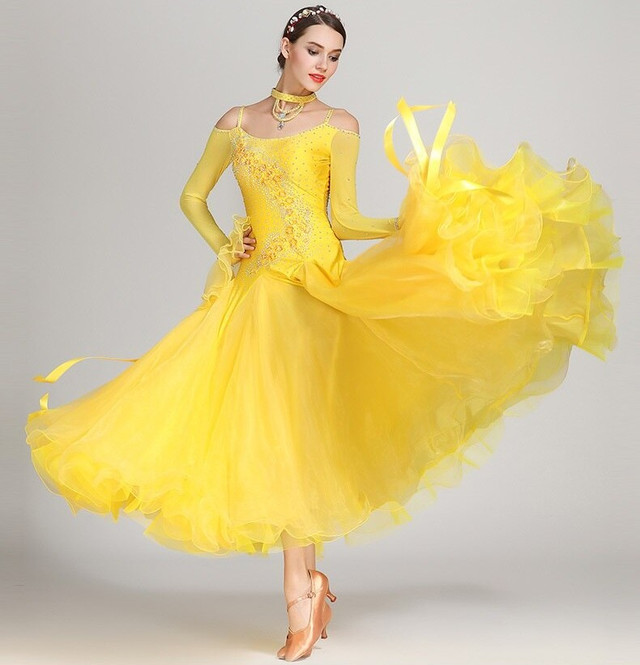 Желтое бальное платье