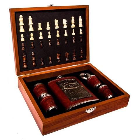 Подарочный набор: шахматы, фляжка, рюмки «Великий комбинатор» в деревянном кейсе (Алкозаповеди) - фото 6 - id-p96459810