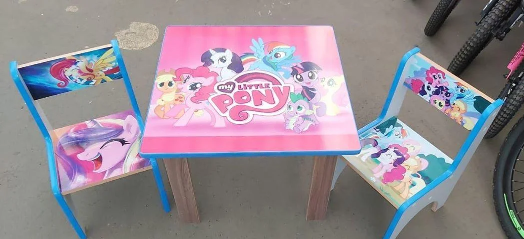 Детский стол с двумя стульчиками Пони