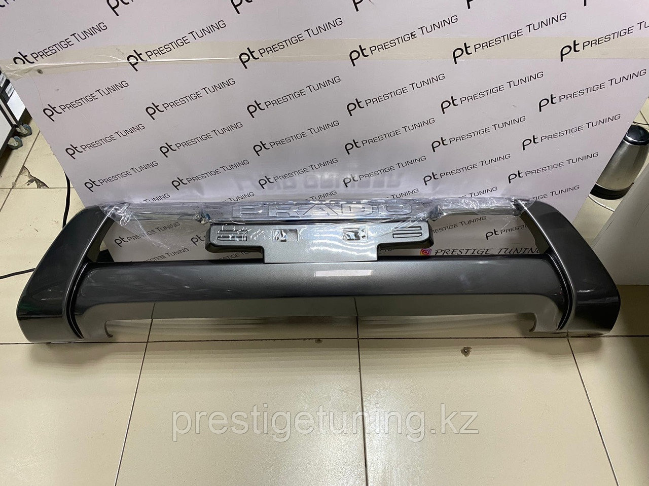 Накладка (губа) переднего бампера на Land Cruiser Prado 2014-17 (Темно-серый цвет)