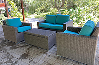 Комплект мебели .Двухместный диван, два кресла и журнальный столик.