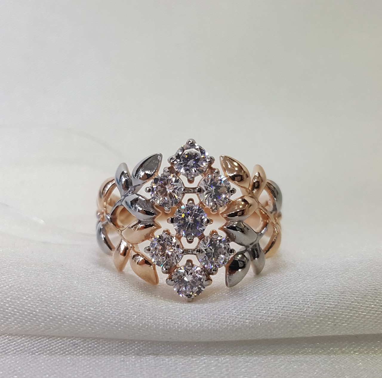 Позолоченное кольцо из серебра с фианитами SOKOLOV 93010592 позолота