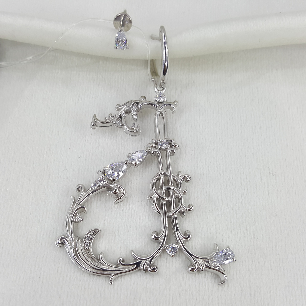 Серьги из серебра с фианитами Артикул: 94024485 SOKOLOV 94024485 покрыто родием,с английским