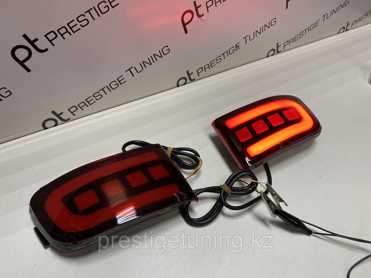 Задние отражатели LED в бампер на Land Cruiser Prado 120 (Красный цвет) дизайн 2018