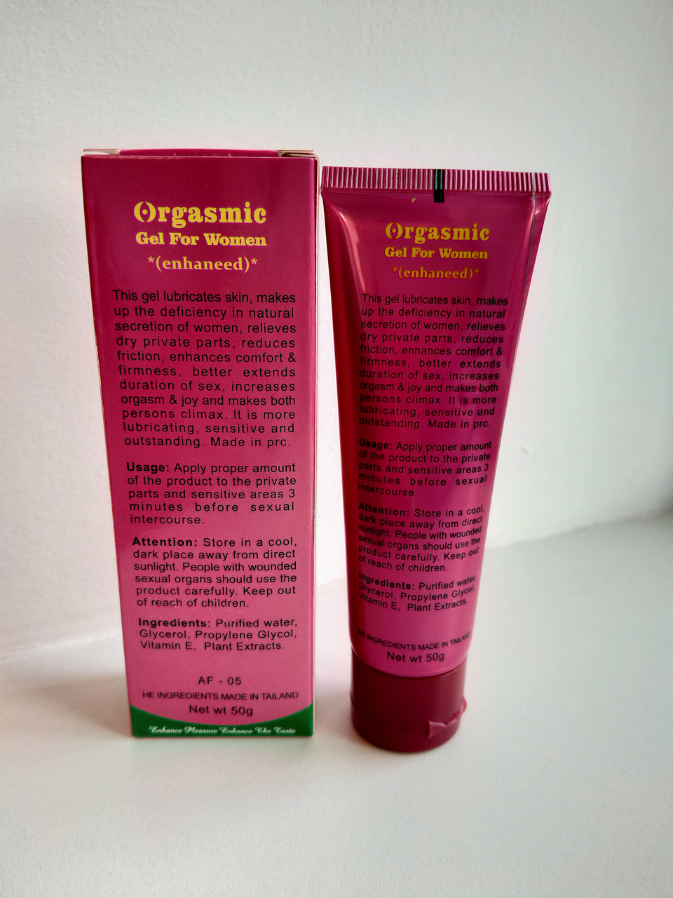 Жақыннан жасалған анальды GIF Жетілген ересек әйел трусиканы көрсетеді