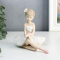 Сувенир керамика "Балерина в пачке с белыми цветами" 12,5х14х10,3 см