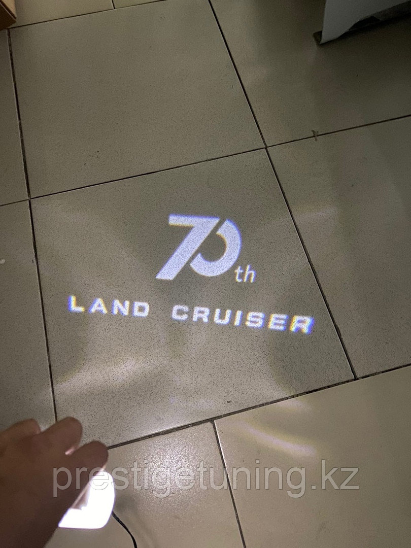 Проекция под дверь с надписью 70th на Land Cruiser Prado 2018-21