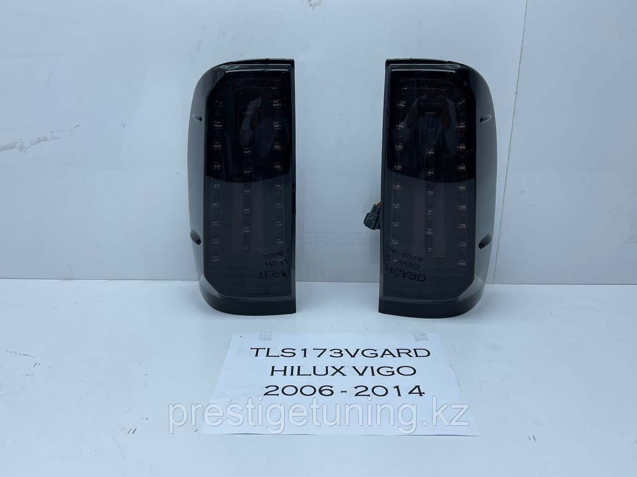 Задние фонари на Toyota Hilux/Vigo 2012-15 дизайн 2021 (Черный цвет) - фото 1 - id-p97054064