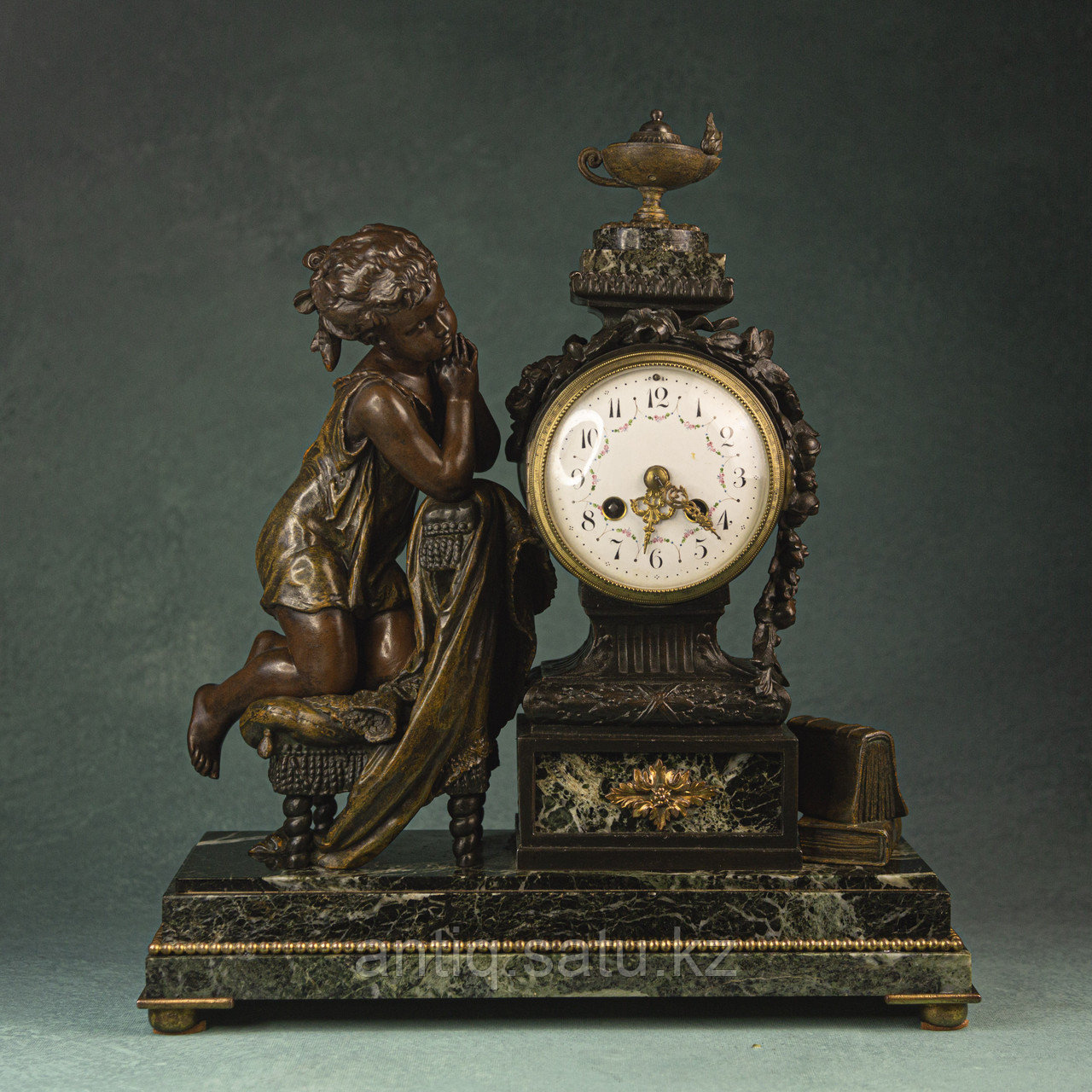 Каминные часы в стиле Наполеона III
