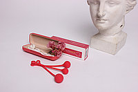 Есегінде бөтелке бар әйелдер