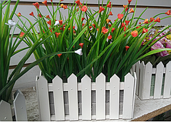Трава декоративная искусственная с красными цветами в ящике 20x10 см