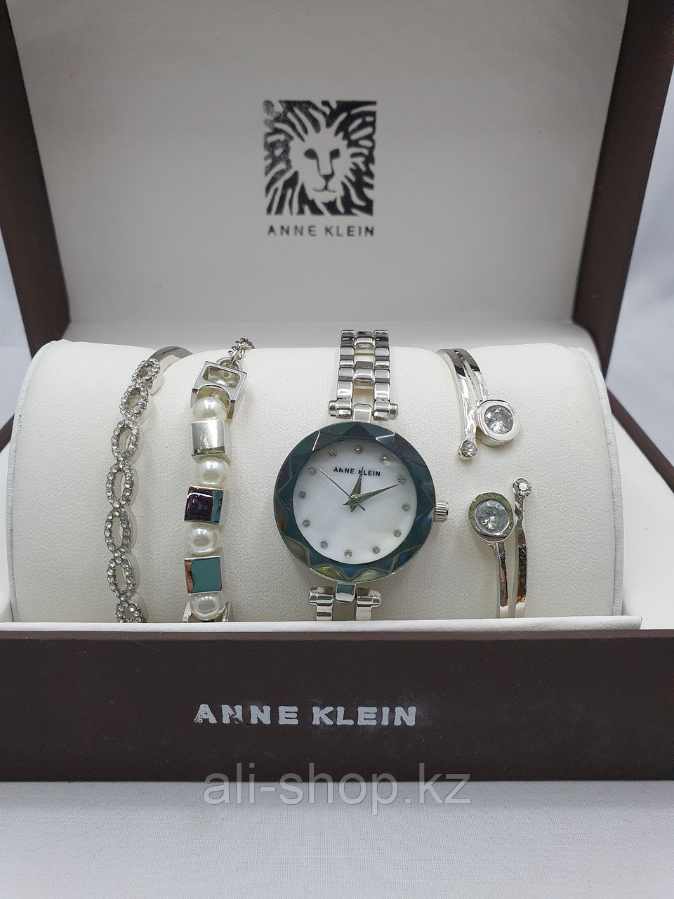 Подарочный набор для женщин ANNE KLEIN, часы с браслетами в подарочный упаковке, 0008-2-60 - фото 1 - id-p97458721