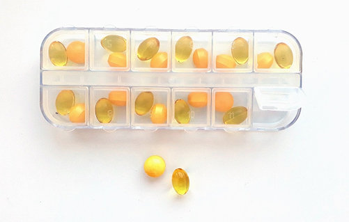 Қыз оның жыныс мүшесіне өкшесін басып қойды