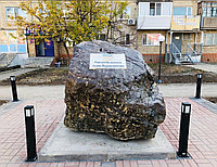 Монумент из мрамора с памятной доской (600×400×20 мм) , возможны и другие варианты каменных глыб