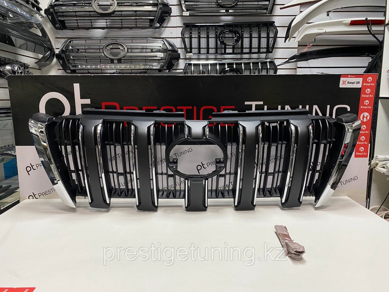 Решетка радиатора на Land Cruiser Prado 150 2014-17 без выхода под камеру (Черная)