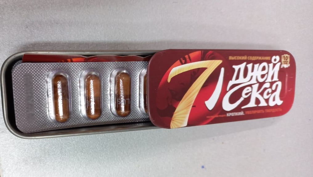 Порнографиялық ресейлік жұп тағы бір жұпты жыныстық қатынас үшін моншаға шақырды.