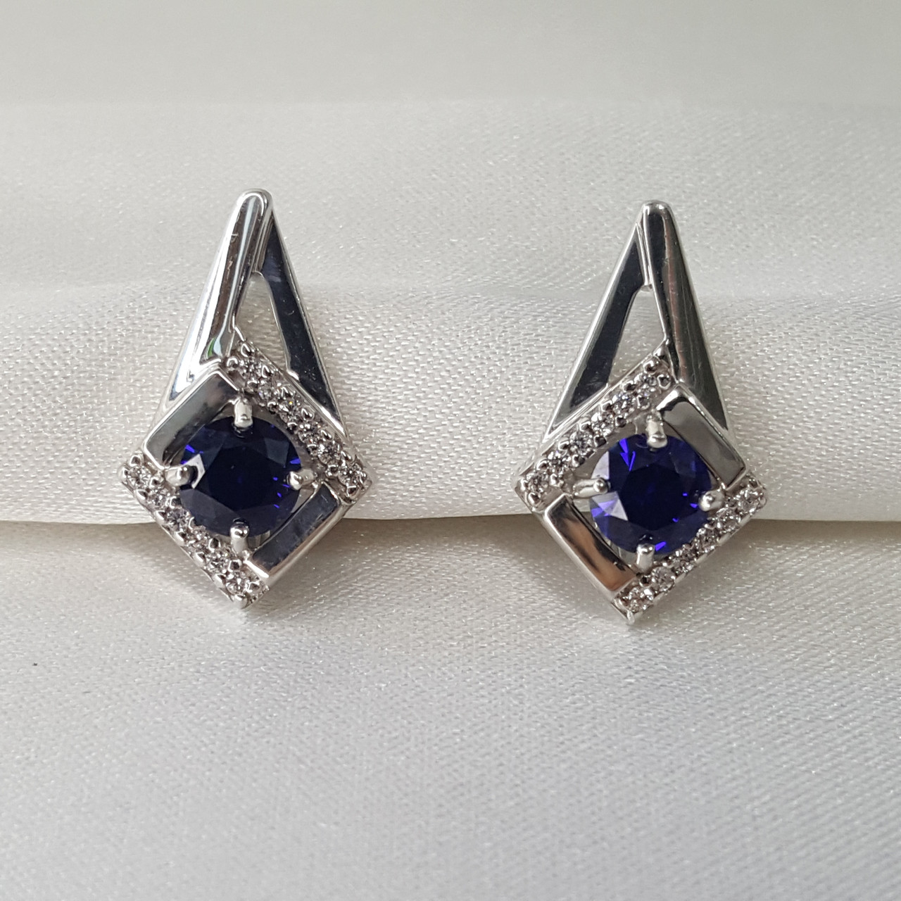Серьги из серебра с корундами и фианитами SOKOLOV покрыто родием 94-320-00350-1