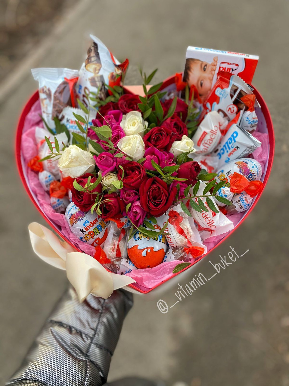 Подарочное сердце с цветами и конфетами