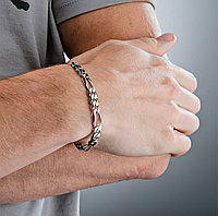 Әйелдердің салбыраған кеуделері жалаңаш