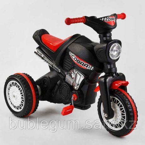 Детский педальный мотоцикл Cobra может похвастаться плавными линиями и реалистичным дизайном настоящего спорти