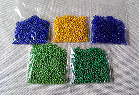 Түрлі-түсті мөлдір емес моншақтар