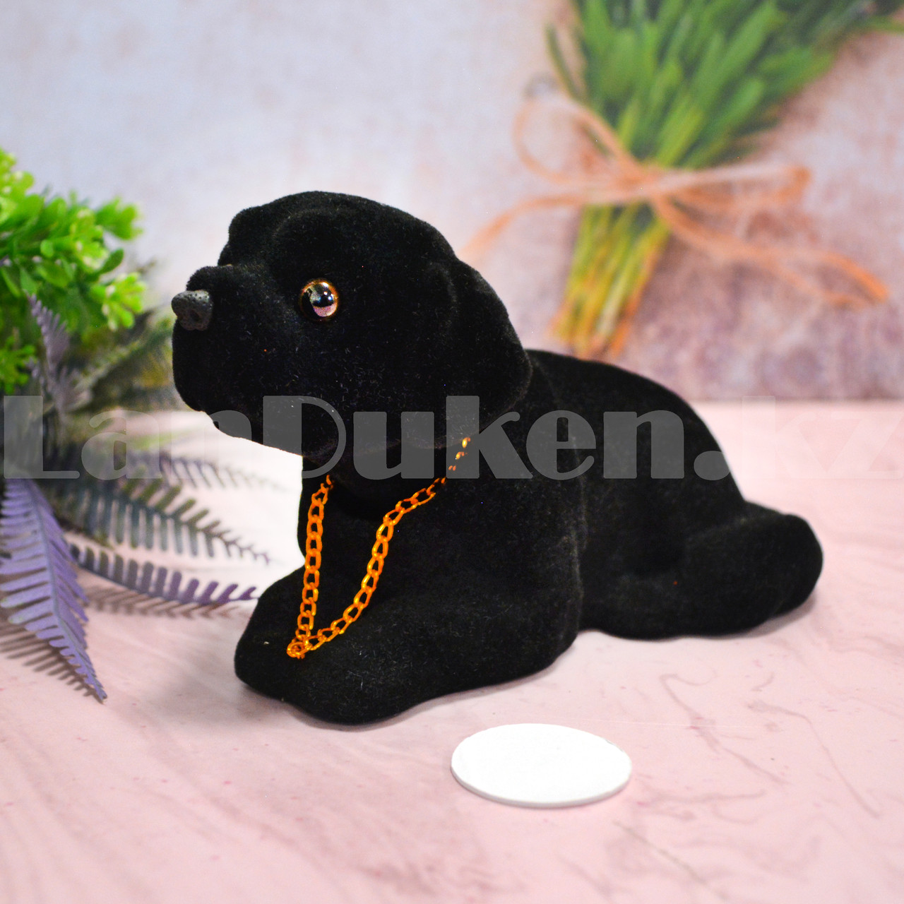 Собачка, кивающая головой (болванчик) в машину черная Лабрадор освежитель цепочка и липучка в упаковке, фото 1