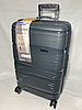 Средний пластиковый дорожный чемодан на 4-х колесах. Высота 64 см, ширина 41 см, глубина 25 см.