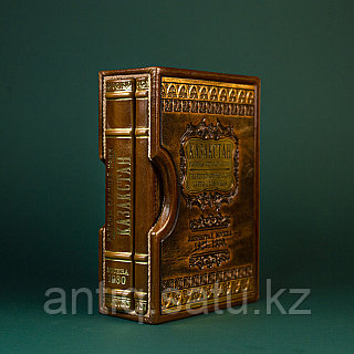 Қыз шұлықта саусағымен мастурбация жасайды