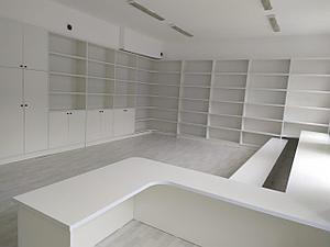 Большой книжный шкаф