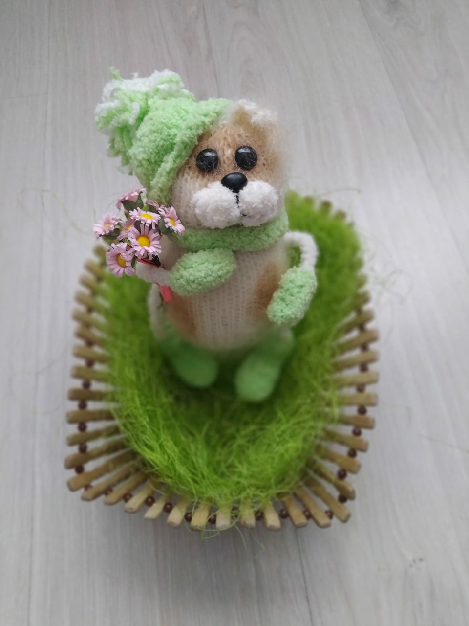 Интерьерная игрушка Маленький Пес-Барбос  с букетом  цветов