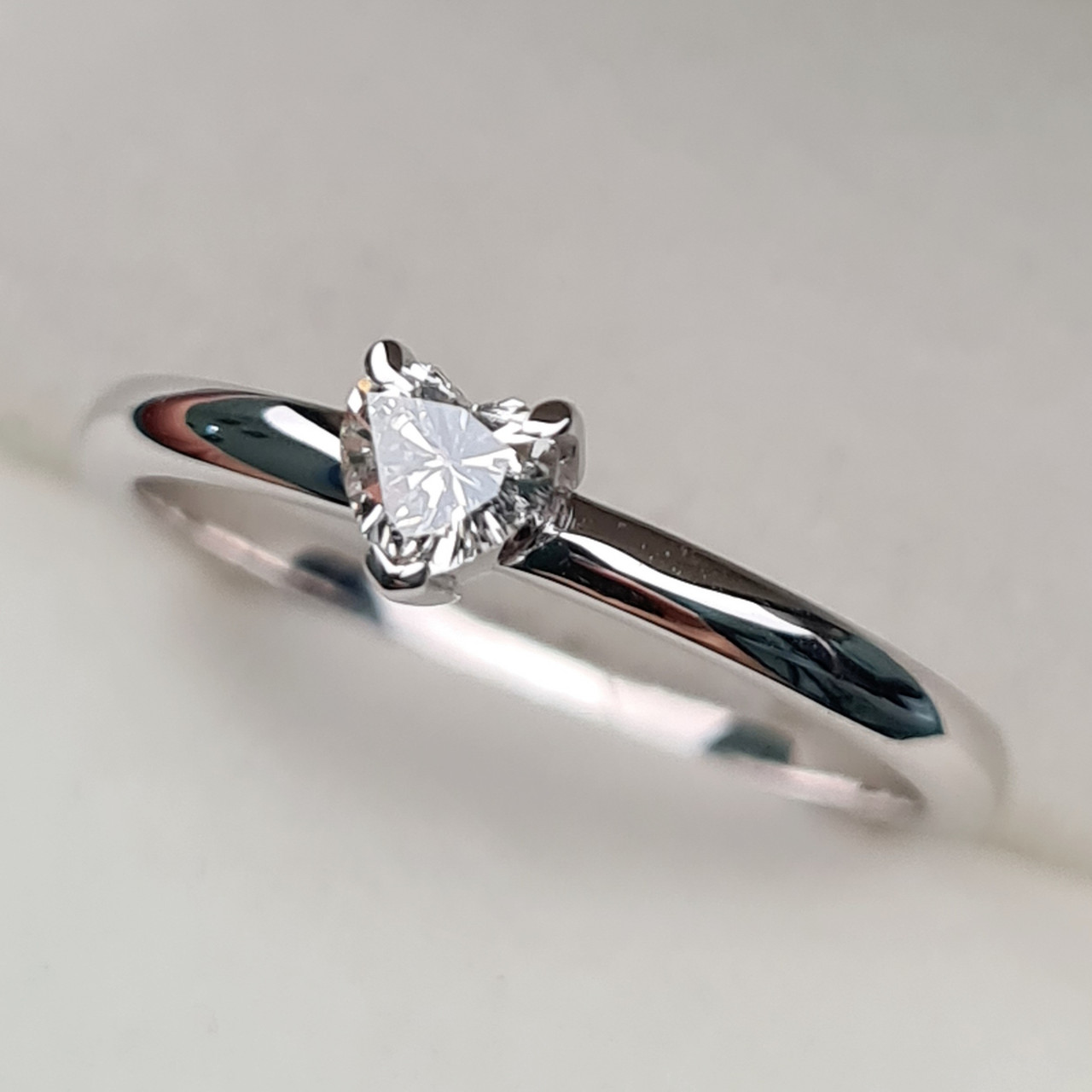 Золотое кольцо с бриллиантом 0,21Сt VS2/H Огранка "Сердце"