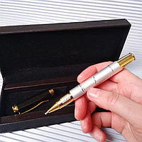 Подарочная ручка в коробке, серебристая.