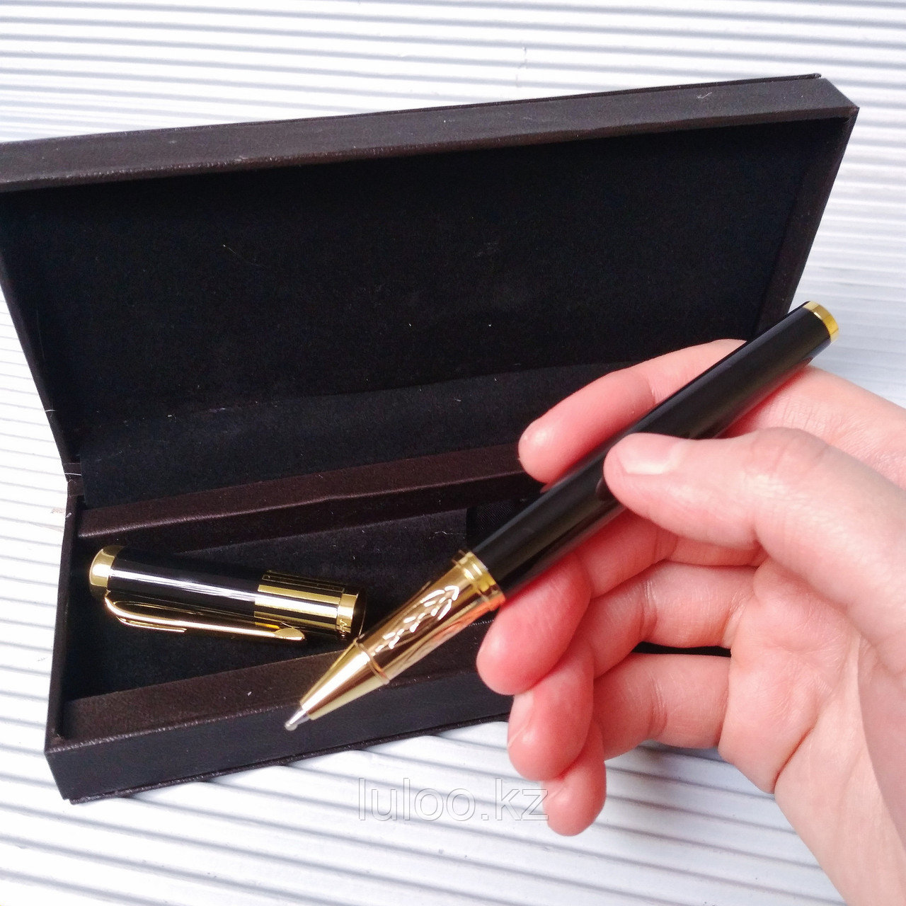 Ручка подарочная в футляре из эко-кожи, черная с золотом.