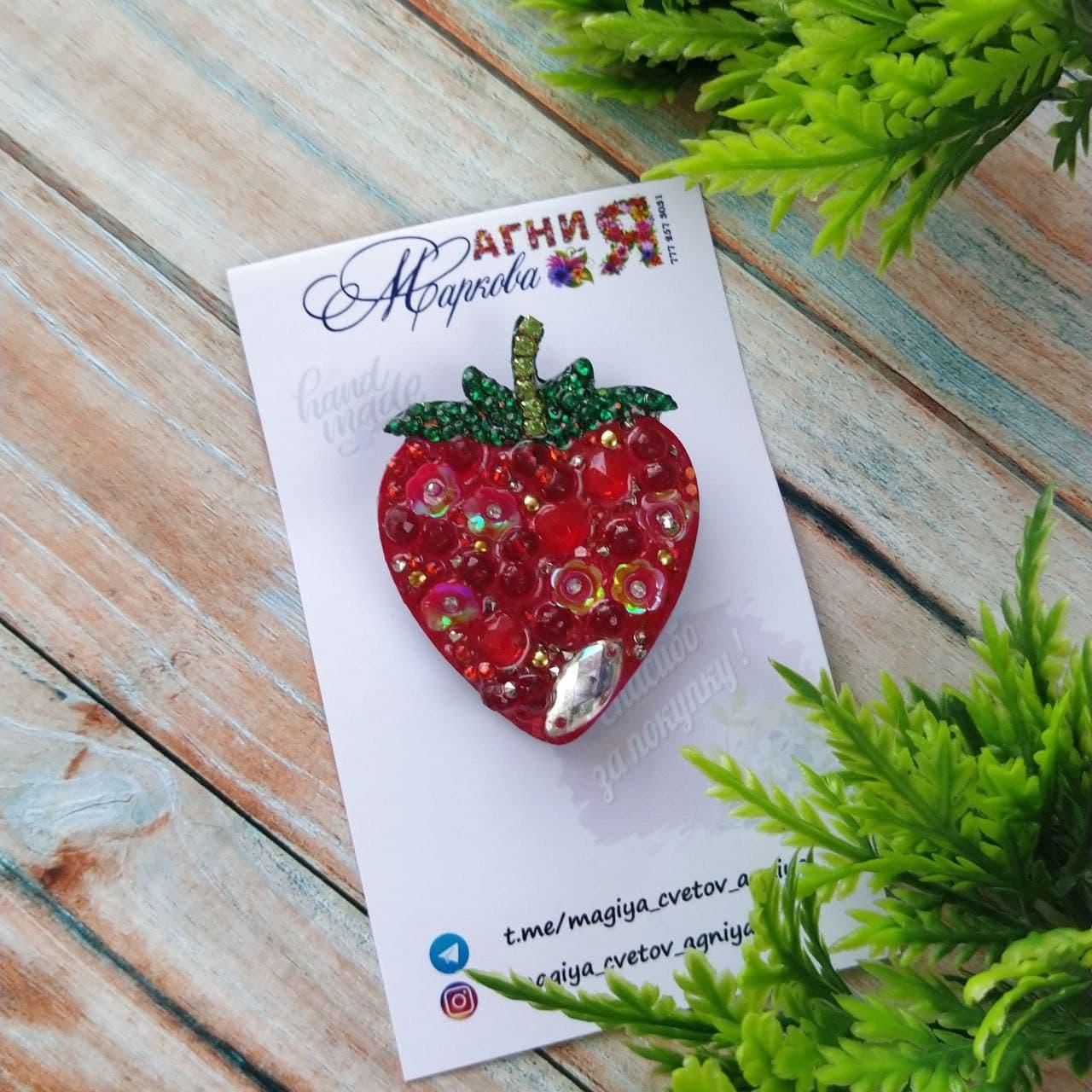 Брошь тематическая "ягода" на основе покрытая ювелирной эпоксидной смолой - фото 2 - id-p98498051