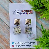 Серьги-кубики с белыми цветочками в эпоксидной смоле