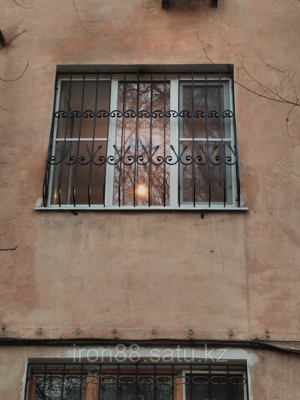 Решетки на окна с элементами ковки - фото 1 - id-p98633744