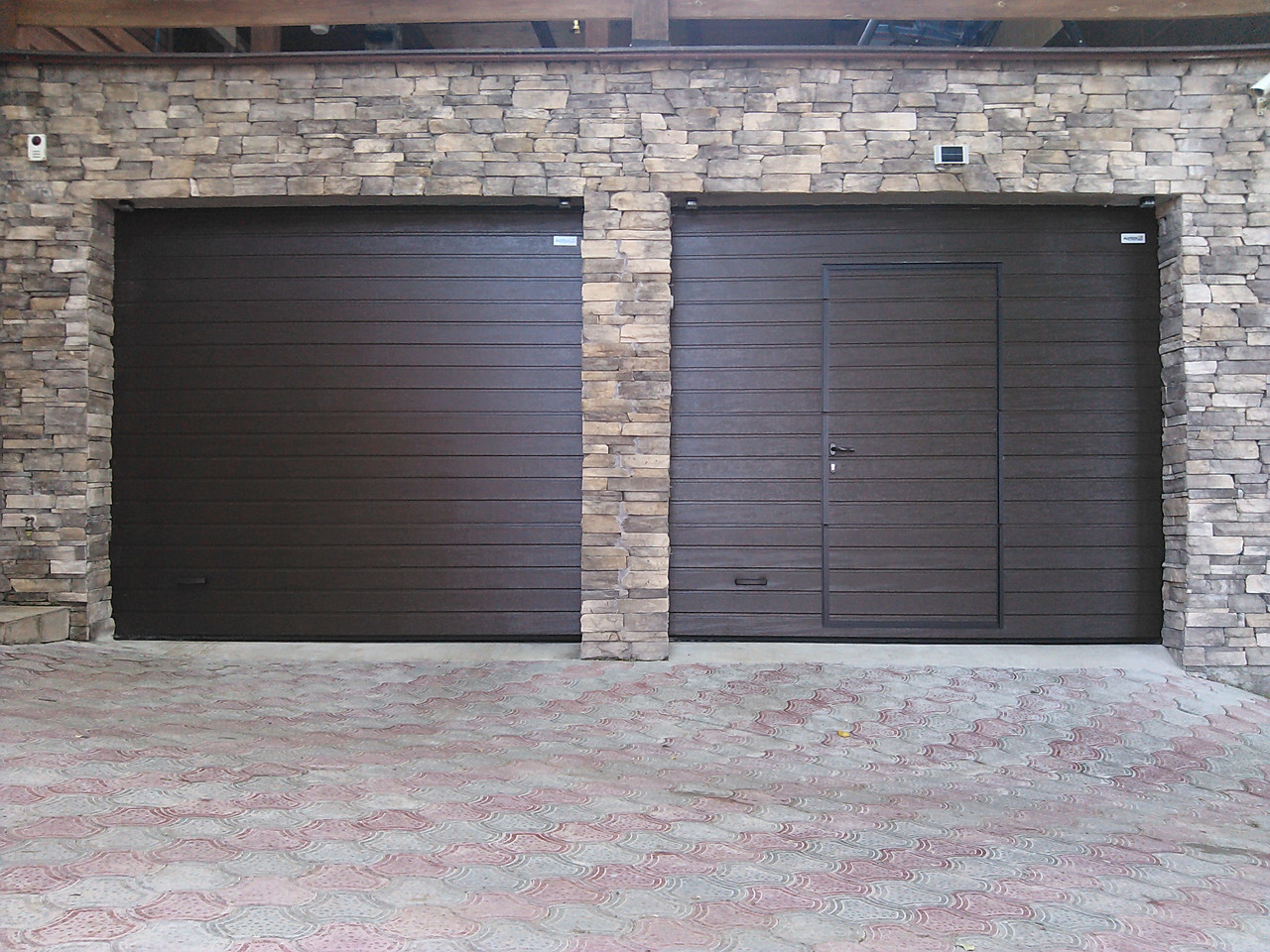 Alutech 7016 s-гофр. ворота секционные промышленные alutech proplus 4500х4500. ритерна секционные ворота. калитка в секционных воротах дорхан. ворота алютех антрацит 7016.